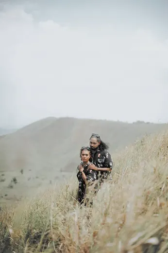 Pre-Wedding Ica & Erik — Siluet di lereng bukit