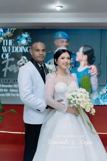 The Wedding of Fernando & Regin — Pasangan di depan backdrop personal